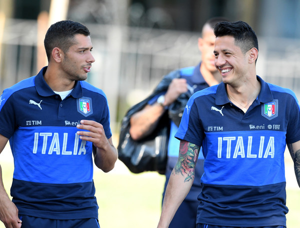 Gianluca Lapadula và Gianluca Caprari thoải mái trò chuyện.