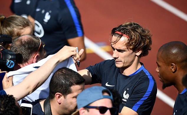 Griezmann ký tặng cho người hâm mộ.
