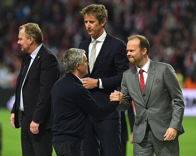 Ed Woodward đang đẩy nhanh tiến độ đưa Griezmann về cho Mourinho.