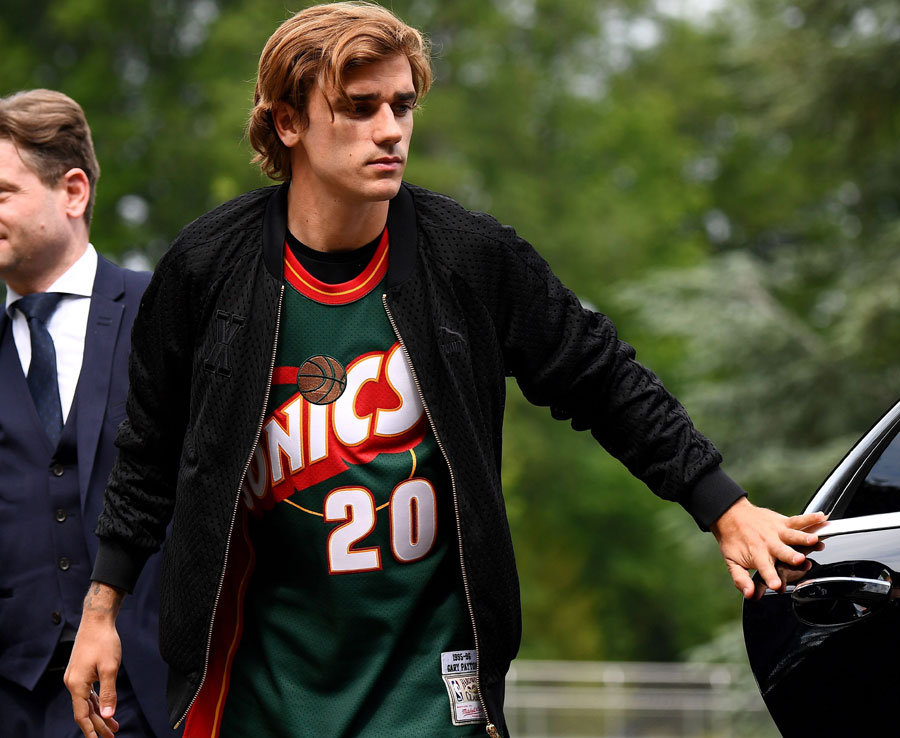 Griezmann ăn mặc đầy cá tính khi lên tuyển.