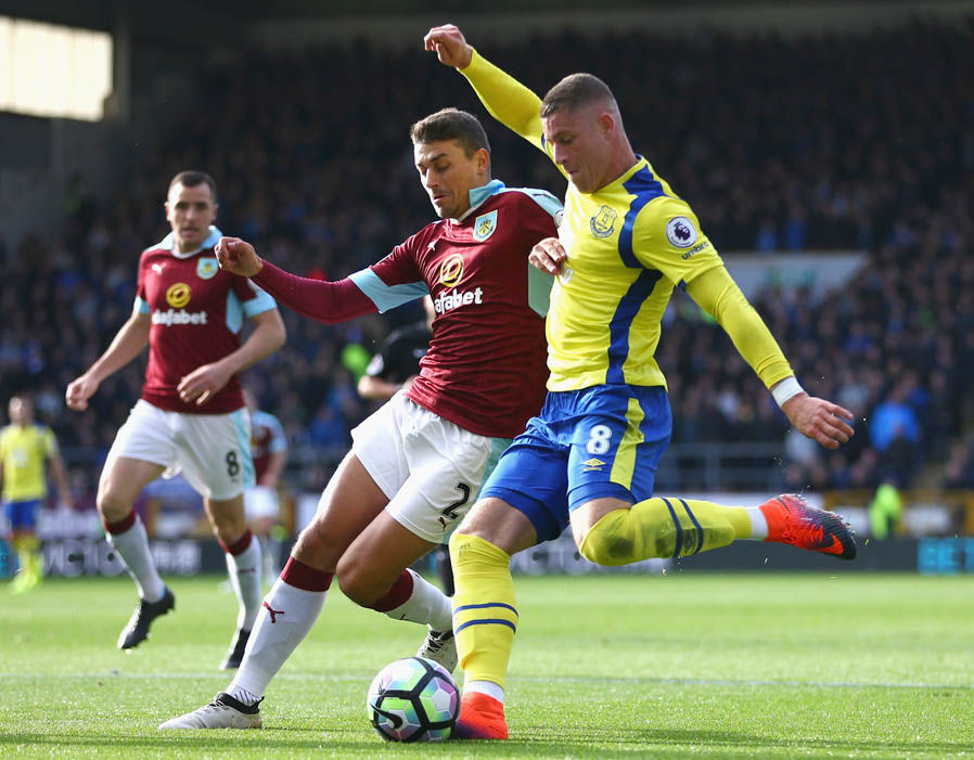 5. Matthew Lowton (Burnley) - 101 lần.