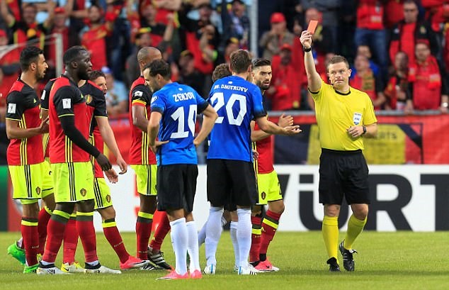 Cuối hiệp 1, Estonia chỉ còn chơi với 10 người.