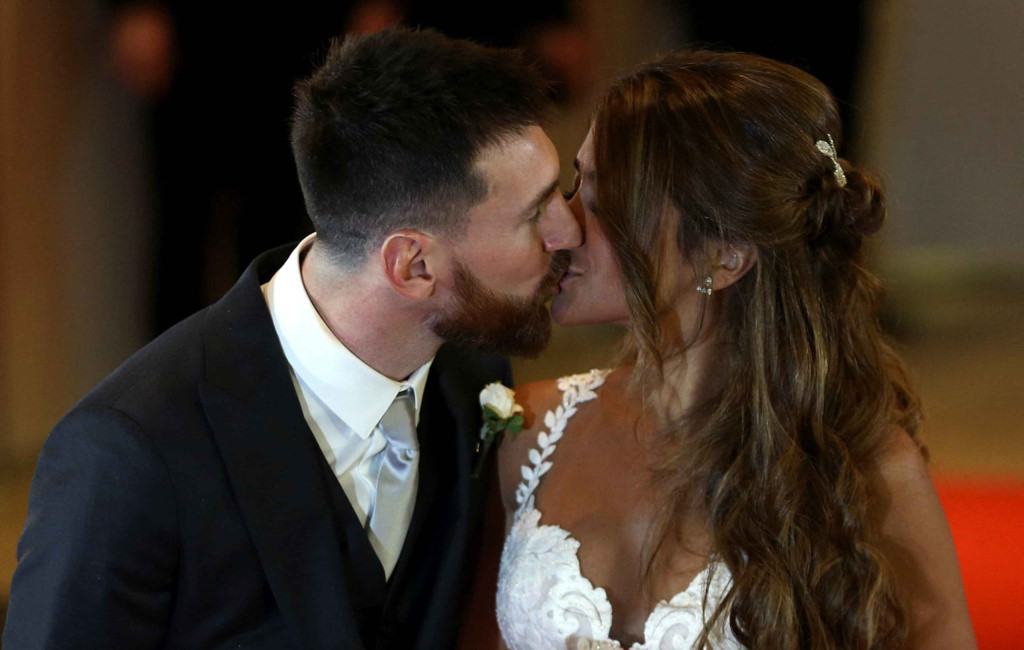 Messi 'khóa môi' Antonella đầy hạnh phúc.