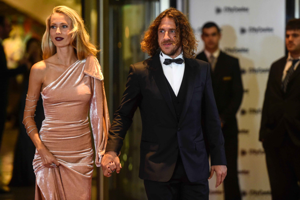 Carles Puyol cũng đến chúc mừng người đàn em.