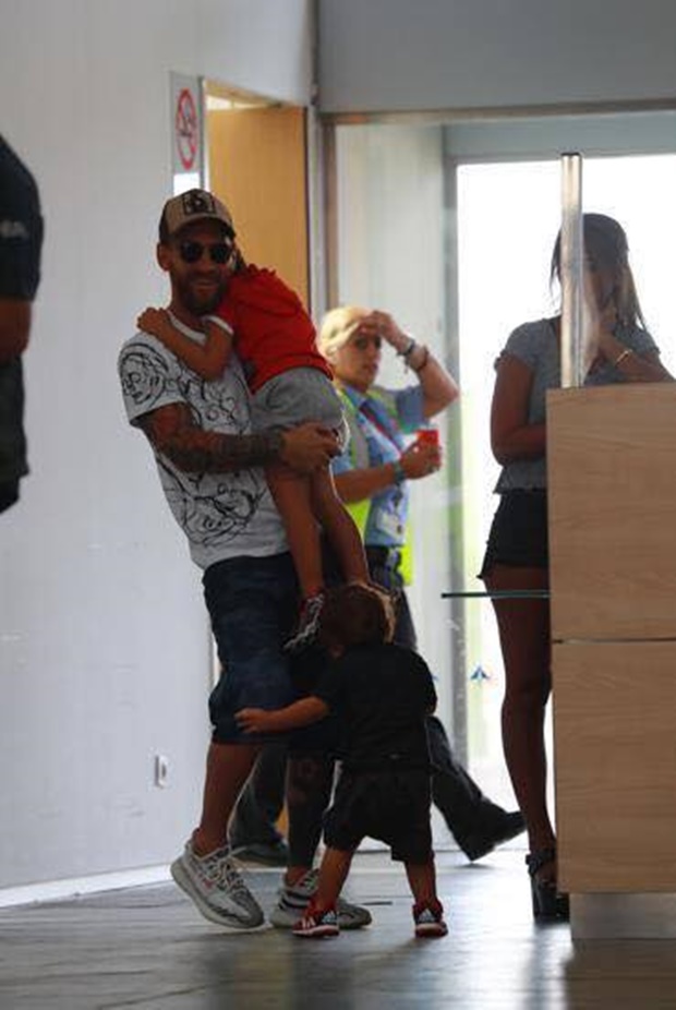 Có vẻ như Messi đang bế cậu cả Thiago chứ không phải cậu út Matteo.