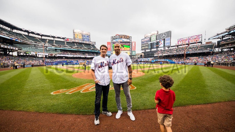 Chụp hình trên SVĐ New York Mets.