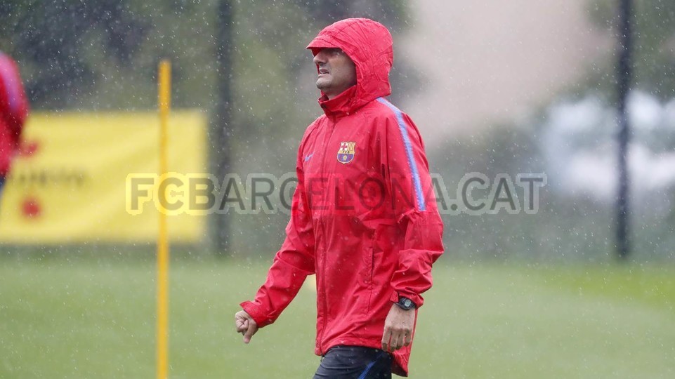 HLV Valverde dầm mưa cùng các học trò.