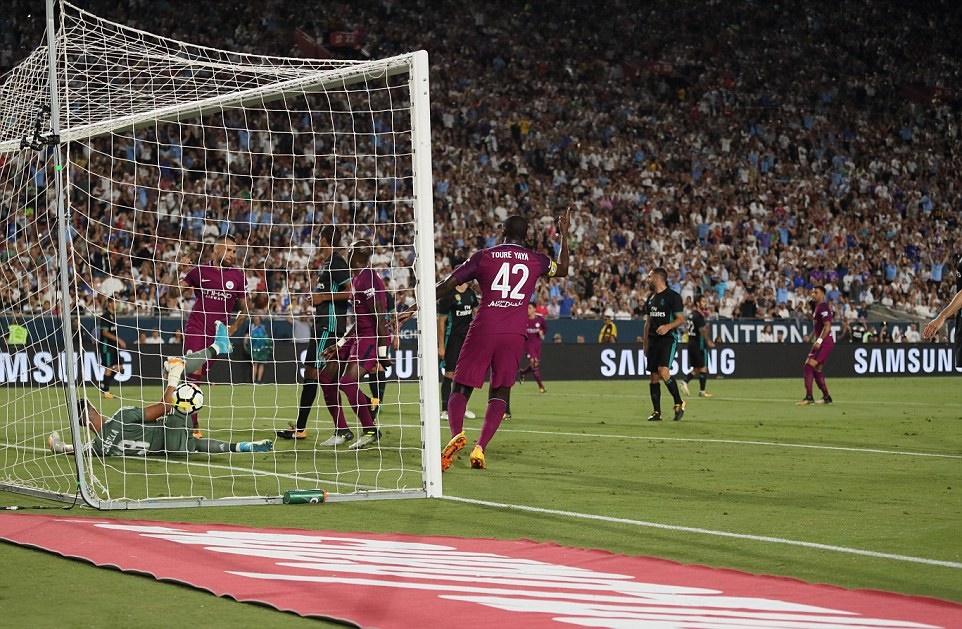 John Stones nâng tỷ số lên 3-0 cũng từ một pha đá phạt góc.