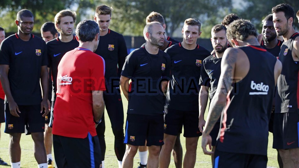 Barca có buổi tập tại Miami.