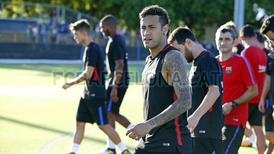 Neymar vẫn vui vẻ và hòa đồng cùng các đồng đội, bất chấp tin đồn ra đi.