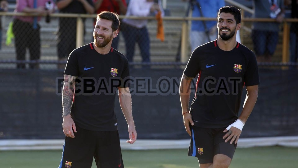 Messi và Suarez cười tươi trong buổi tập.