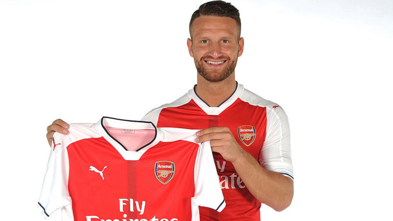 Trung vệ: Shkhodran Mustafi (Valencia sang Arsenal) - 35 triệu bảng.