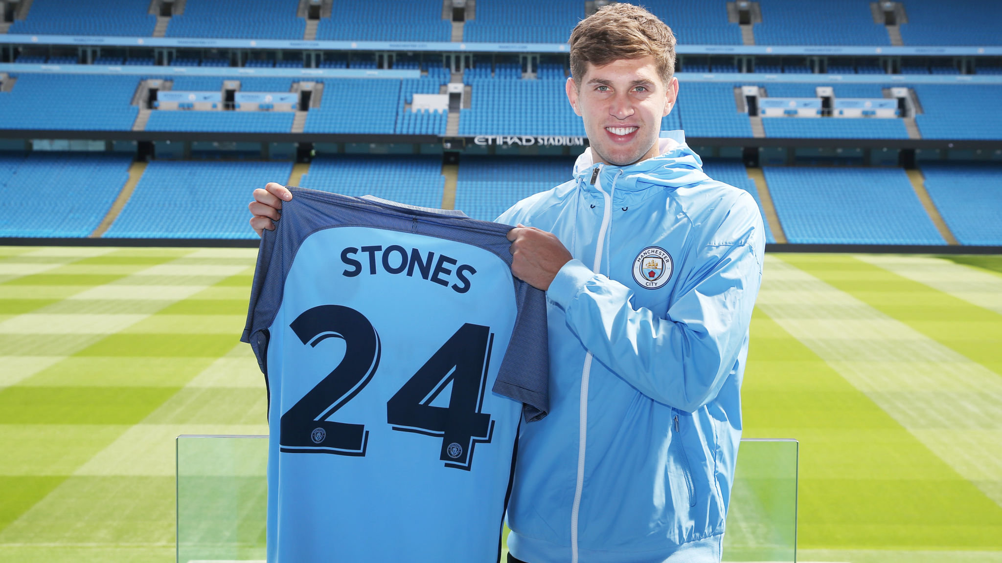 Trung vệ: John Stones (Everton sang Man City) - 47,5 triệu bảng.