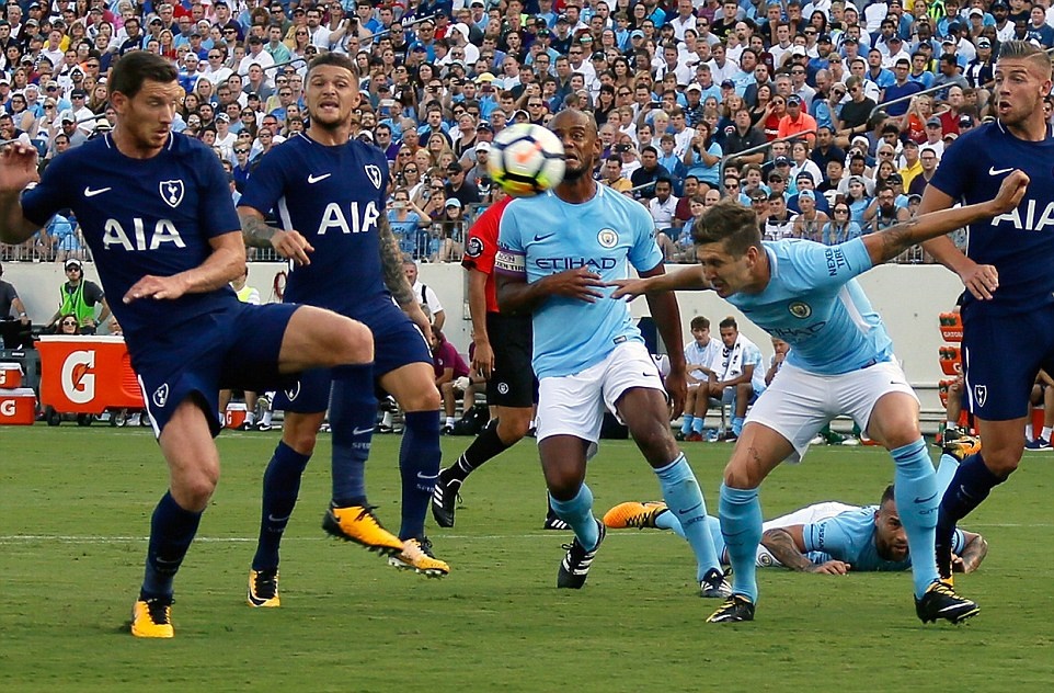 Stones mở tỷ số ở phút thứ 10.