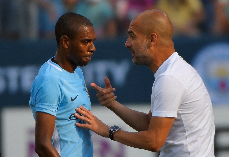 Pep Guardiola có những dặn dò với Fernandinho.