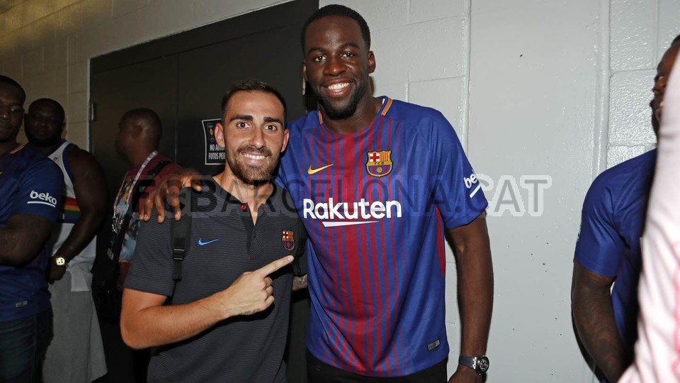 các ngôi sao bóng rổ chụp hình với các ngôi sao barca - Bóng Đá