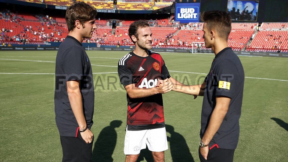 Juan Mata chào hỏi các đồng đội Tây Ban Nha.