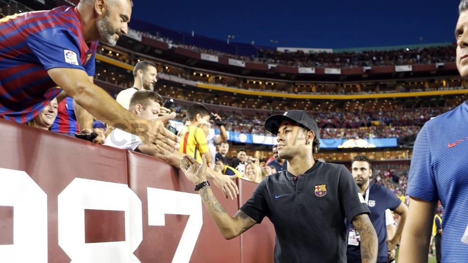 Neymar bắt tay với NHM trên khán đài.