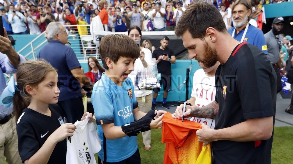 Messi kí tặng cho CĐV nhí.
