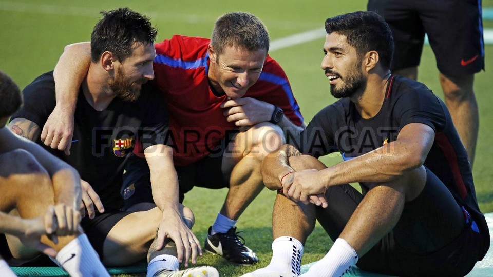 Hình ảnh thân thiện giữa BHL và cầu thủ trên sân tập.