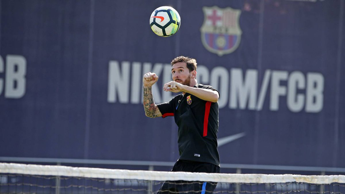 Messi tập trung vào buổi tập.