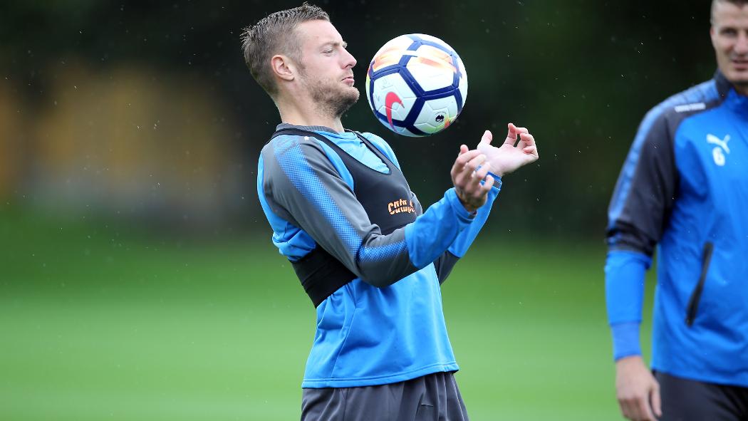 Vardy là niềm hi vọng trên hàng công của Leicester.