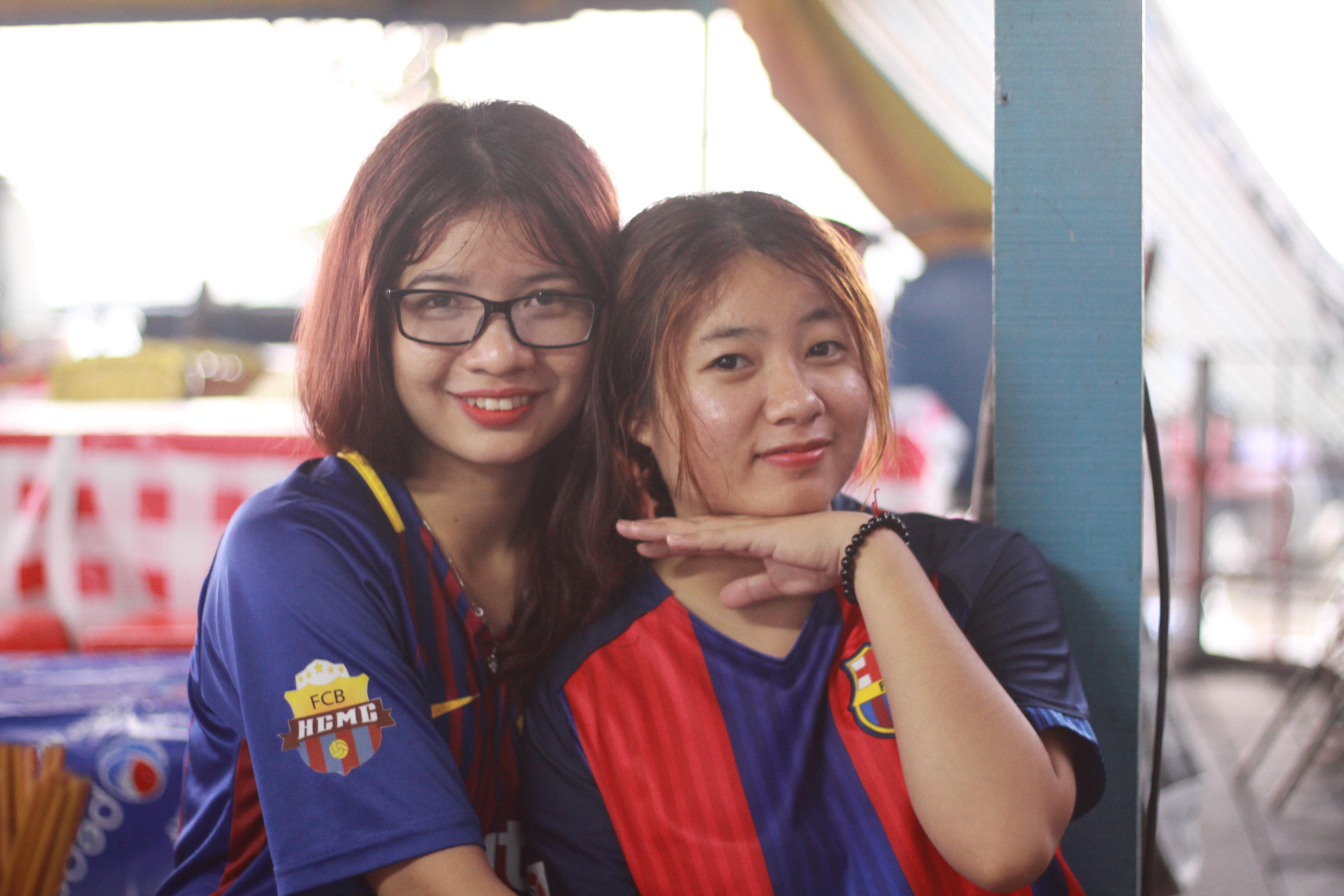 Những nữ CĐV xinh đẹp của Barcelona tại Việt Nam.