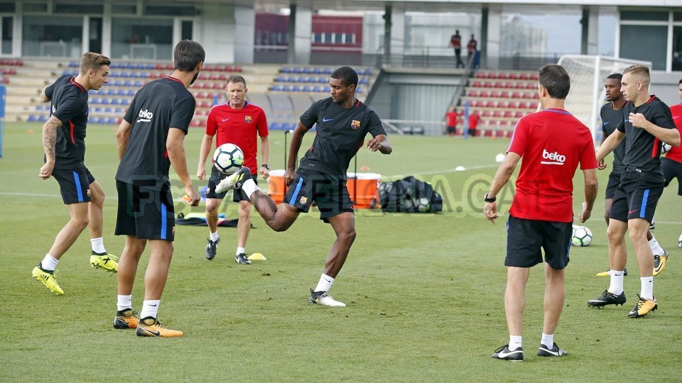 Các cầu thủ Barca tập luyện cho vòng 2 La Liga.