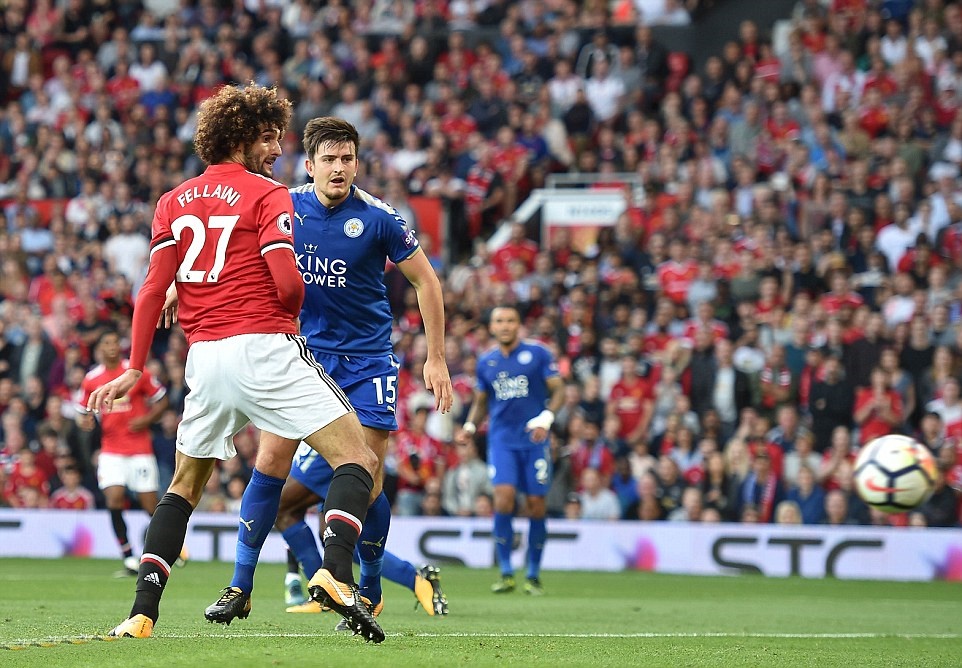 Fellaini 'vô tình' đưa bóng vào lưới.