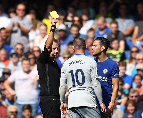 Rooney nhận thẻ vàng.