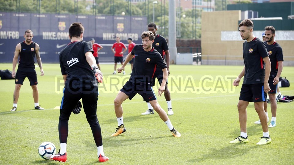 Một số cầu thủ đội trẻ được đôn lên tập luyện cùng đàn anh.