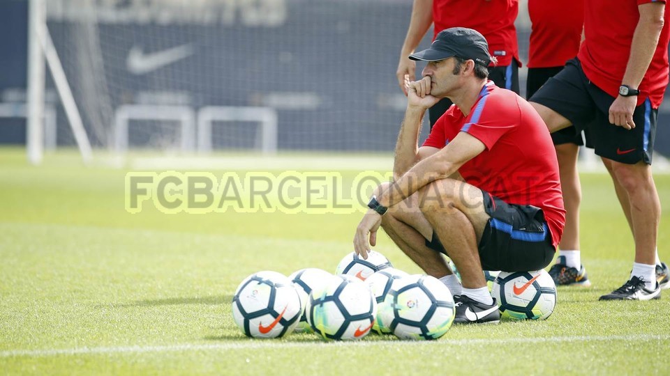 Vẻ trầm ngâm của HLV Valverde.