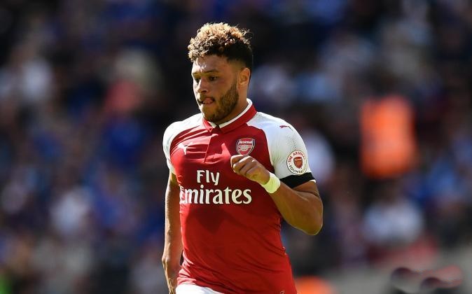 4. Alex Oxlade-Chamberlain: Tiền vệ người Anh mới đây đã từ chối ký vào một bản hợp đồng gia hạn với Arsenal và đệ đơn yêu cầu được ra đi. Chamberlain mong muốn được gia nhập Liverpool nhưng Chelsea cũng đang rất muốn có sự phục vụ của cầu thủ này.