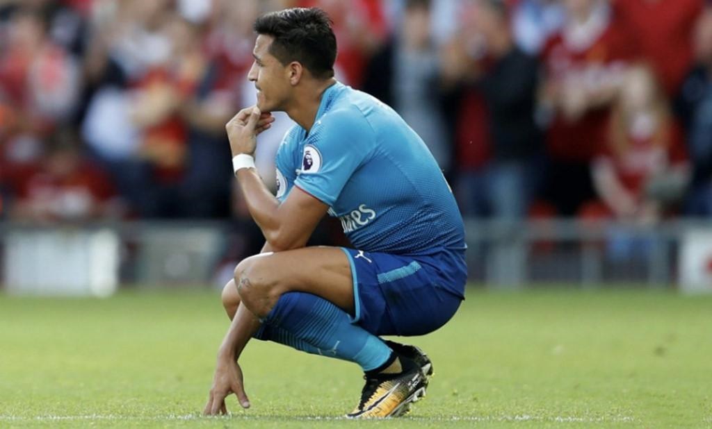 6. Alexis Sanchez: Sau thất bại 0-4 trước Liverpool, có lẽ sự kiên nhẫn của tiền đạo người Chile với Pháo thủ đã lên đến đỉnh điểm. Nhận thấy Sanchez không còn động lực cống hiến cho CLB, cộng với việc hợp đồng với anh sẽ đáo hạn vào mùa Hè năm sau, Wenger sẵn sàng để anh cập bến Man City.