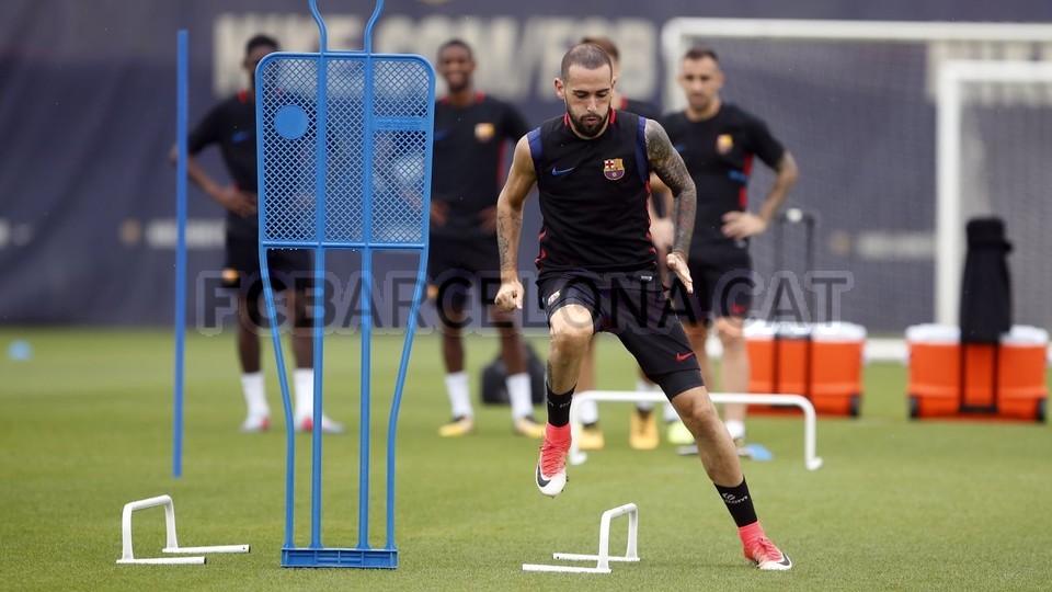 Buổi tập vắng vẻ của Barca.