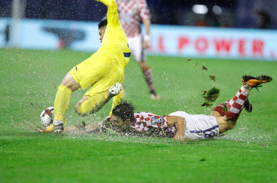 Trận đấu sau đõ diễn ra dưới cơn mưa nặng hạt.