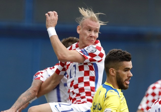 Pha bật cao đánh đầu dũng mãnh.