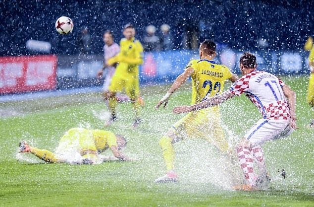 Mặt sân đầy nước.