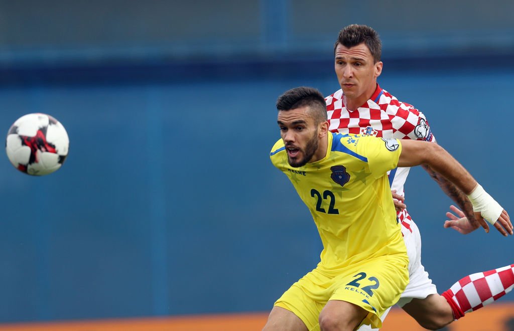 Đội khách Kosovo phòng ngự khá kiên cường.