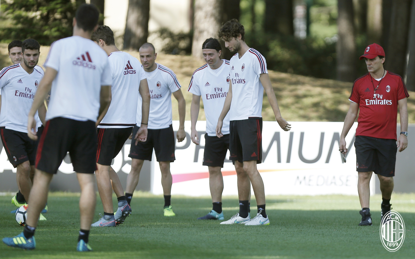 AC Milan toàn thắng sau 2 vòng đấu đầu tiên ở Serie A.