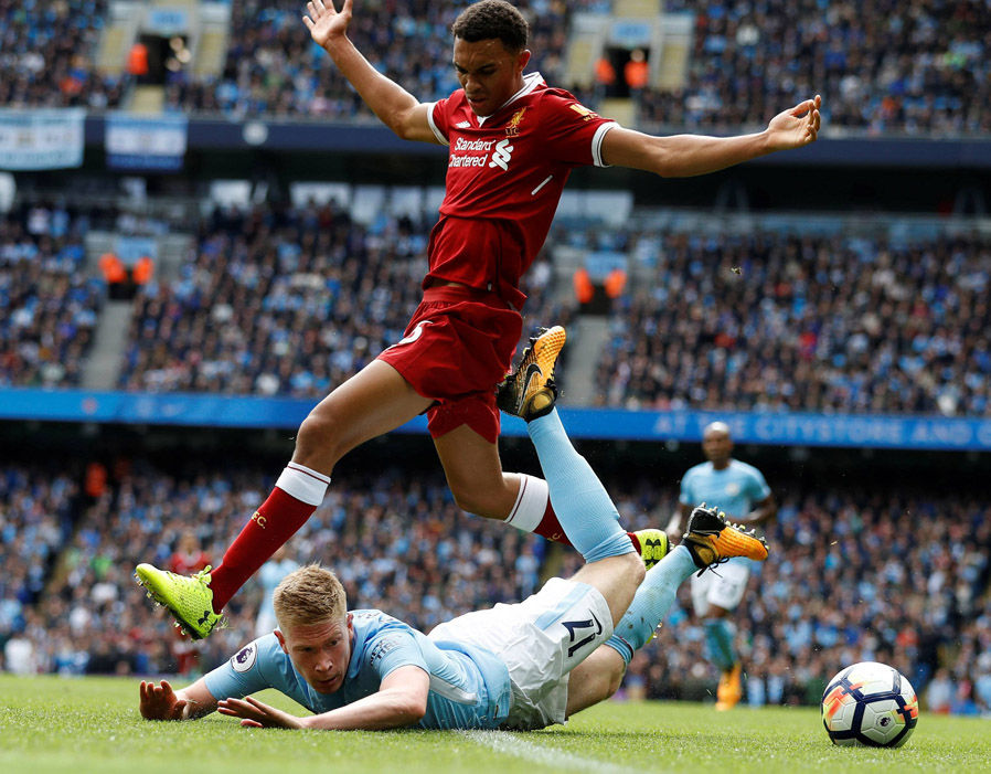 Arnold - 5 điểm: Cánh phải nơi anh án ngữ luôn bị Man City khai thác.