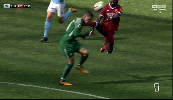 Tình huống vào bóng thô bạo của Mane.