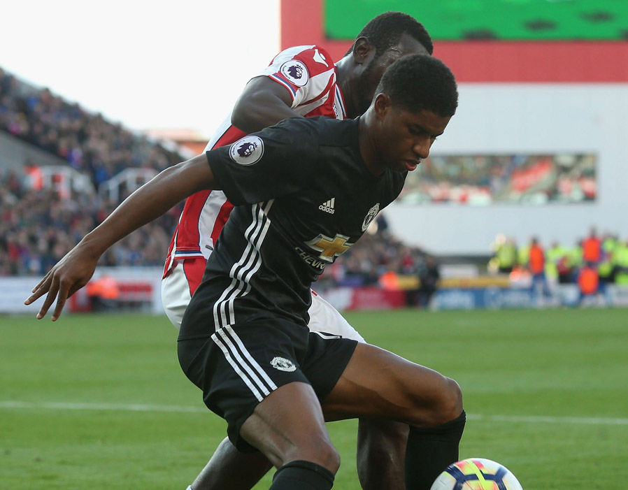 Rashford - 7: Tiền đạo người Anh là cầu thủ tạo đột biến nhiều nhất trên hàng công của Quỷ đỏ. Anh cũng may mắn được công nhận là người gỡ hòa 1-1 cho đội khách. Rashford khiến hàng phòng ngự của Stoke có một ngày làm việc vất vả khi anh liên tục khuấy đảo hành lang cánh trái của đội bóng này.