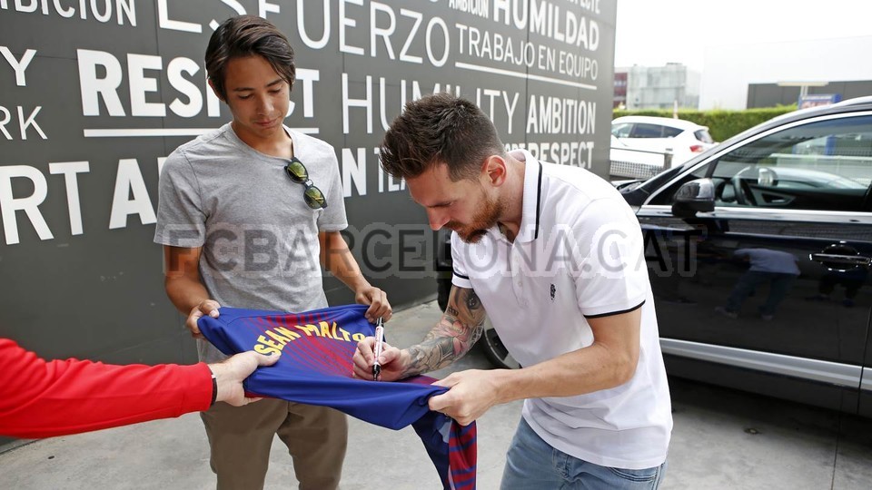 Messi ký tặng cho ngôi sao trượt ván.