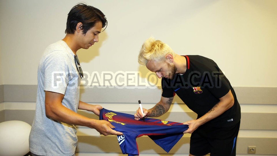 Đến lượt Rakitic ký tặng lên áo.