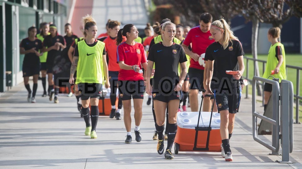 Những bóng hồng của Barca cùng nhau ra sân tập.