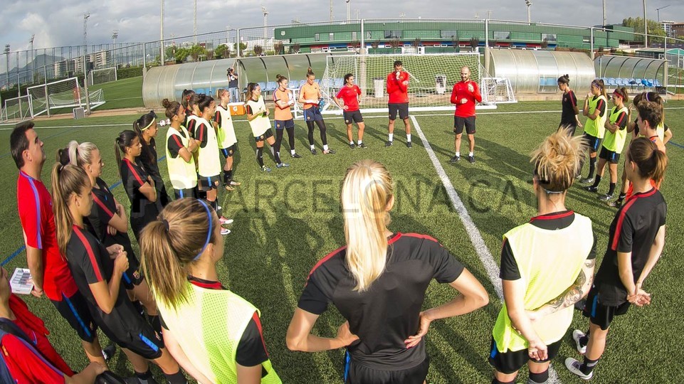 Họp chiến thuật trước khi bước vào tập luyện.