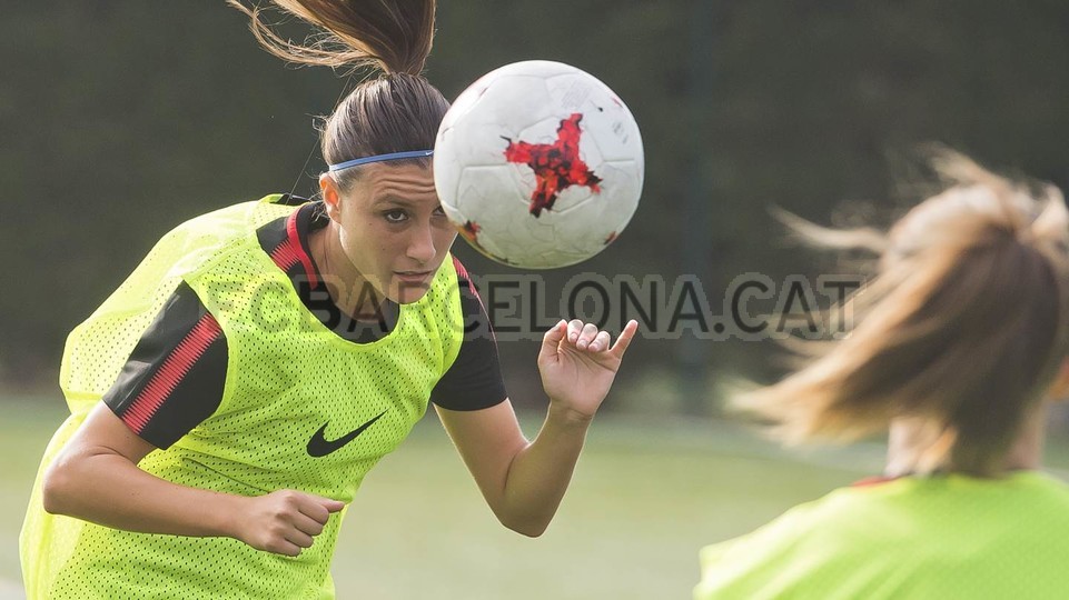 Các nữ cầu thủ tập luyện vô cùng tích cực.