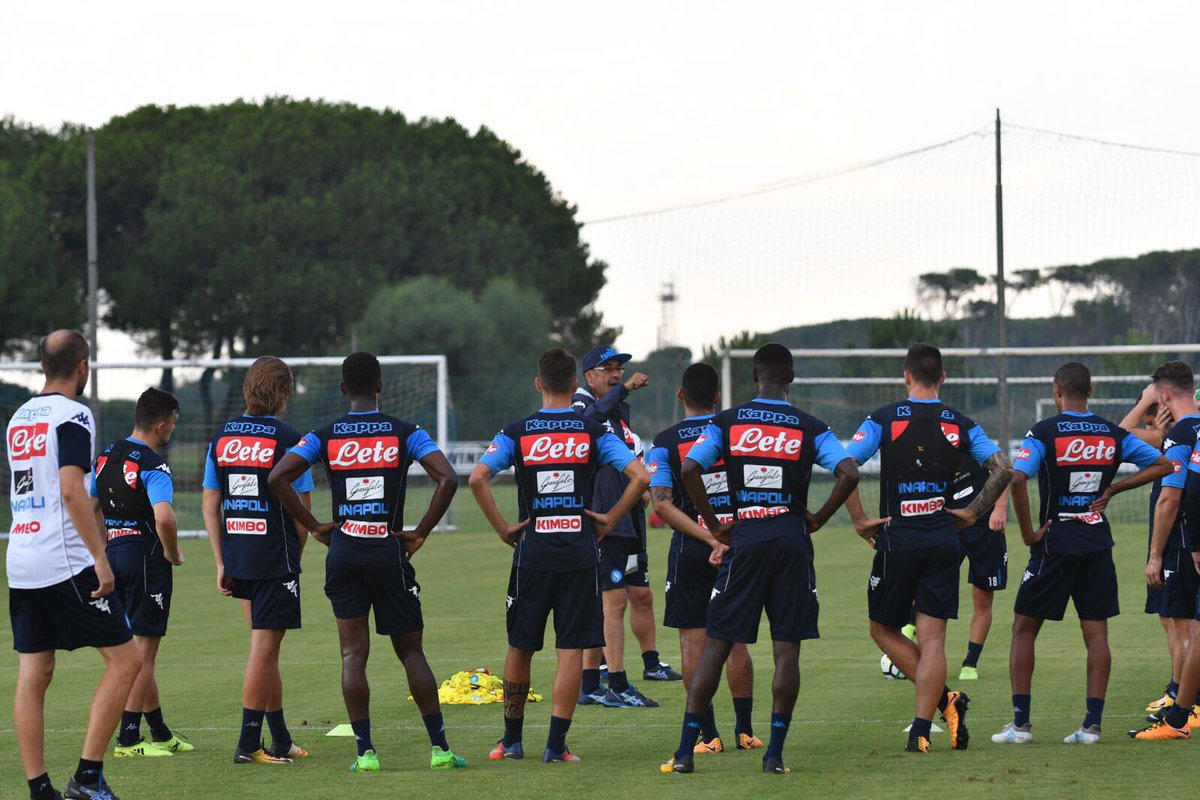 Các cầu thủ hội ý chiến thuật.