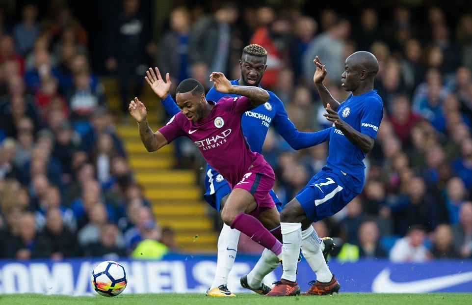 Sterling liên tục khuấy đảo hàng phòng ngự Chelsea.